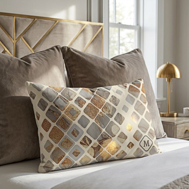 Coussin Rectangle Monogramme Moderne en Marbre et Or Abstrait (Lumbar pillow featuring a unique blend of modern geometry and organic textures in earth tones)