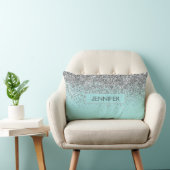 Coussin Rectangle Monogramme Turquoise Bleu argenté Nom de la Partie (Chaise)