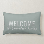 Coussin Rectangle Monogramme vert rustique moderne de famille<br><div class="desc">Coussin vert rustique moderne de nom de monogramme de famille d'accueil de toile de jute de faux.
Vous pouvez facilement changer le texte.</div>