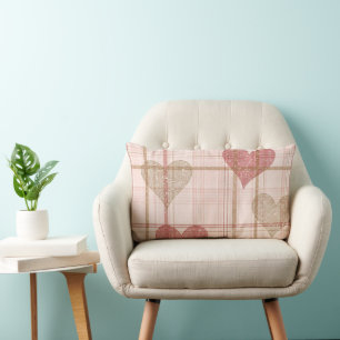 COUSSIN RECTANGLE MOTIF À CARREAUX BRUN ET ROSE AVEC CŒURS DE LA SAI