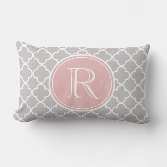 Coussin Rectangle Motif gris de Quatrefoil, monogramme rose (Recto)