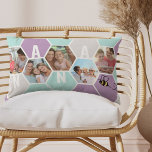 Coussin Rectangle Nana Honeycomb Photo Collage 4 Lettre Nom<br><div class="desc">Coussin photo Honeypeb - modifiable pour n'importe quel nom de 4 lettres, comme NANA et personnalisé avec 5 de vos photos préférées, qui sont affichés comme collage photo forme hexagone. La motif géométrique en nid d'abeille est dans une jolie palette de couleurs de menthe lilas et gris et décorée d'une...</div>