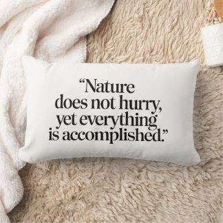 Coussin Rectangle "Nature Does Not Hurry" - Citation Zen Inspirante