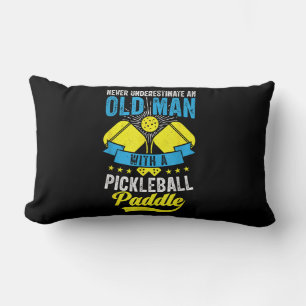 Coussin Rectangle Ne sous-estimez jamais un vieil homme avec un Pick