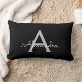 Coussin Rectangle Noir Argent moderne Script Girl Monogramme Nom (Couverture)