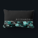 Coussin Rectangle Noir et blanc personnalisé avec Motif Rose Turquoi<br><div class="desc">Moderne lombaire personnalisée coussin dispose d'un motif floral rose à la mode avec nom personnalisé dans la typographie stylisée. Le dessus est composé d'un simple arrière - plan noir uni avec nom personnalisé présenté en police simple et élégante. Le fond est décoré d'un motif floral tendance avec des roses turquoise...</div>