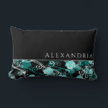 Coussin Rectangle Noir et blanc personnalisé avec Motif Rose Turquoi<br><div class="desc">Moderne lombaire personnalisée coussin dispose d'un motif floral rose à la mode avec nom personnalisé dans la typographie stylisée. Le dessus est composé d'un simple arrière - plan noir uni avec nom personnalisé présenté en police simple et élégante. Le fond est décoré d'un motif floral tendance avec des roses turquoise...</div>