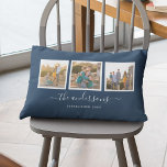Coussin Rectangle Nom de couleur modifiable Calligraphie Photo Colla<br><div class="desc">Coussin avec 3 photos carrés avec une bordure blanche autour d'eux disposés côte à côte sur l'avant et l'arrière, ce qui en fait 6 photos au total que vous pouvez remplacer avec vous propres photos contre une couleur arrière - plan modifiable (cliquez sur "personnaliser" pour changer la couleur arrière -...</div>