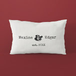 Coussin Rectangle Nom de couple personnalisé moderne avec esperluett<br><div class="desc">Une collection de coussins drôles,  mignons et amusants,  à offrir comme cadeau de ménage,  ou pour votre intérieur. Entièrement personnalisable : vous pouvez modifier la couleur du texte et de l'arrière - plan comme vous le souhaitez.</div>