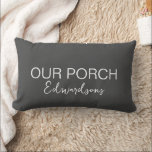 Coussin Rectangle Nom de famille de script de porche gris foncé rust<br><div class="desc">Script de porche gris foncé moderne nom de famille Throw Pillow Vous pouvez facilement changer le texte et ajouter votre propre nom pour personnaliser.</div>