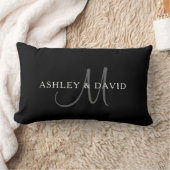 Coussin Rectangle Nom de famille élégant Monogramme | Noir, Gris & B (Couverture)
