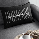 Coussin Rectangle Nom de famille moderne personnalisé noir<br><div class="desc">Coussin familial moderne simple avec un arrière - plan noir élégant,  votre nom dans une grande police propre et vos prénoms dans une police de caractères élégante. Tout sur ce coussin peut être customisé pour convenir au style de votre maison,  ce serait un cadeau unique pour les jeunes mariés.</div>
