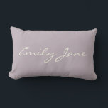 Coussin Rectangle Nom de script minimaliste personnalisé Lavande dou<br><div class="desc">Ajoutez une touche personnelle à tout espace grâce à cet élégant coussin lombaire minimaliste doté d'un nom de script personnalisé sur un arrière - plan lave souple. Le design simple et moderne en fait un lieu idéal pour les chambres, les nurseries ou les salons. Un cadeau attentionné pour les ménagères,...</div>