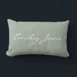 Coussin Rectangle Nom de script minimaliste personnalisé Sage Green<br><div class="desc">Créez un espace confortable et élégant avec ce coussin lumbar vert sage personnalisé avec un design de nom de script délicat. L'esthétique douce et minimaliste en fait un parfait accent pour les chambres, les salons ou les nurseries. Un cadeau attentionné pour les mariages, les ménagères ou toute personne qui aime...</div>