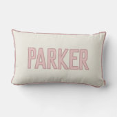 Coussin Rectangle Nom d'enfant personnalisé avec Faux Trim Rose (Verso)