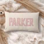 Coussin Rectangle Nom d'enfant personnalisé avec Faux Trim Rose<br><div class="desc">Ajoutez une touche vintage et confortable avec ce mignon enfant personnalisé Nom Vieux-School Grand-mère coussin esthétique! Doté d’un design nostalgique et d’un faux garnissage,  il est l’accent personnalisé parfait pour un espace chaleureux et d’inspiration rétro!</div>