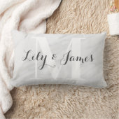Coussin Rectangle Nom du monogramme Marbre gris blanc Mariage Keepsa (Couverture)