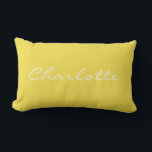 Coussin Rectangle Nom personnalisé Minimaliste Jaune blanc Script<br><div class="desc">Ajoutez une touche chaleureuse et accueillante à votre maison grâce à ce coussin lombaire jaune minimaliste, doté d'un élégant nom de script pour une atmosphère personnalisée. L'arrière - plan jaune doux et solide apporte une esthétique joyeuse mais sophistiquée, parfaite pour des styles modernes, scandinaves ou cosy. Cet accent coussin est...</div>