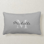 Coussin Rectangle Nom personnel gris rustique moderne de monogramme<br><div class="desc">Coussin personnel gris rustique moderne de nom de monogramme.
Vous pouvez le personnaliser et ajouter votre propres nom et monogramme.</div>