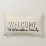 Coussin Rectangle Nom rustique moderne de monogramme de famille<br><div class="desc">Coussin rustique moderne de nom de monogramme de famille d'accueil de sable.
Vous pouvez facilement changer le texte.</div>