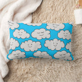 Coussin Rectangle Nuages souriants mignons sur un fond bleu vif (Couverture)