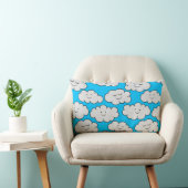 Coussin Rectangle Nuages souriants mignons sur un fond bleu vif (Chaise)