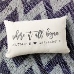 Coussin Rectangle Où tout a commencé Chic Script Coordonnées personn<br><div class="desc">Moder, chic script typographie design lecture ' Où tout a commencé ' sur vos coordonnées personnalisées de l'endroit où vous avez rencontré votre être cher. Grand cadeau pour la Saint-Valentin, pour les jeunes mariés, ou ( mariage ) anniversaire. A la fois romantique et tendance, notre coussin de crème d'ivoire neutre...</div>