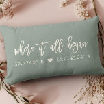 Coussin Rectangle Où tout a commencé Script Dusty Green Coordonnées<br><div class="desc">Moder, chic script typographie design lecture ' Où tout a commencé ' sur vos coordonnées personnalisées de l'endroit où vous avez rencontré votre être cher. Grand cadeau pour la Saint-Valentin, pour les jeunes mariés, ou ( mariage ) anniversaire. A la fois romantique et tendance élégant, notre coussin de style ferme...</div>