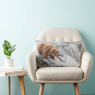 Coussin Rectangle Ours brun attrape un saumon rouge