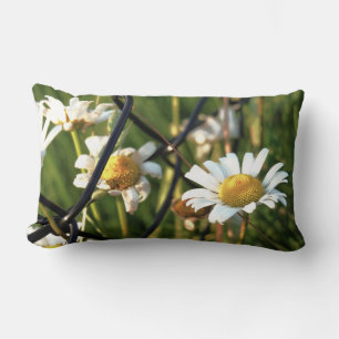 Coussin Rectangle Paix derrière la grille. Illustré avec des fleurs.