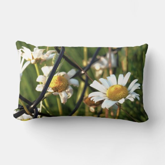 Coussin Rectangle Paix derrière la grille. Illustré avec des fleurs. (Recto)