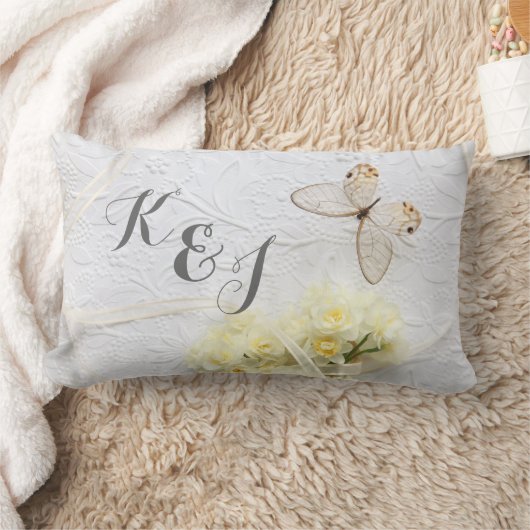 Coussin Rectangle Papillon aux fleurs de printemps mariage (Couverture)