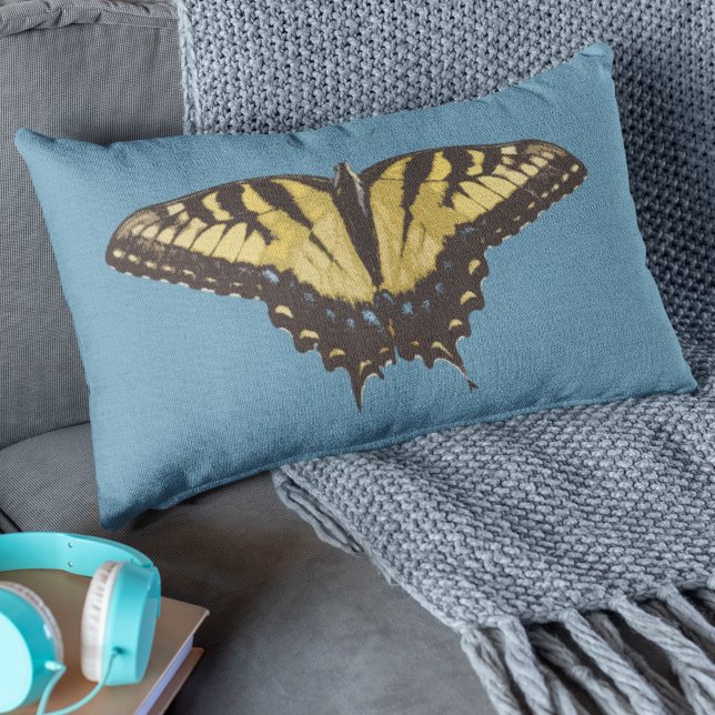 Coussin Rectangle Papillon jaune simple et nature initiale (Beautiful yellow and black tiger swallowtail butterfly on a blue lumbar pillow brings the outside in)