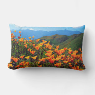 Coussin Rectangle Pavot de Californie recouvrant une colline
