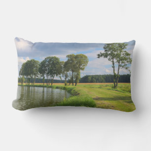 Coussin Rectangle Paysage rural avec des arbres, de l'eau et un ciel