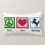 Coussin Rectangle Peace Love Mustangs<br><div class="desc">Un signe de paix,  un coeur,  et un beau cheval noir. J'aime les moustangs.</div>