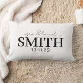 Coussin Rectangle Personalized Wedding Pillow, Last Name & Date (Couverture)