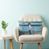 Coussin Rectangle Petite Fille sur Trottinette devant la Skyline de (Chaise)