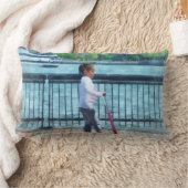 Coussin Rectangle Petite Fille sur Trottinette devant la Skyline de (Couverture)