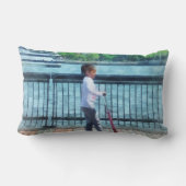 Coussin Rectangle Petite Fille sur Trottinette devant la Skyline de (Verso)
