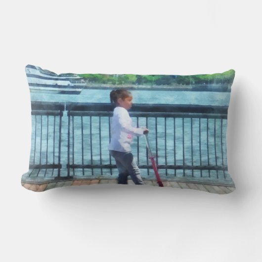 Coussin Rectangle Petite Fille sur Trottinette devant la Skyline de (Recto)