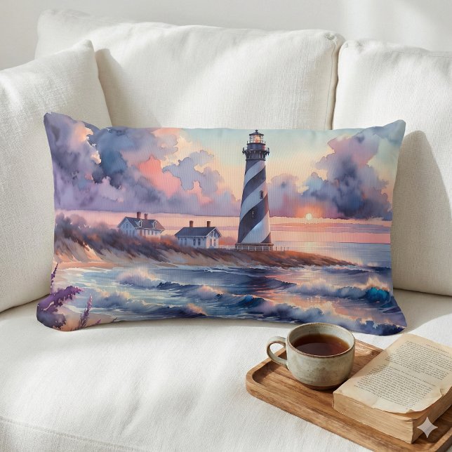 Coussin Rectangle Phare du cap Hatteras au coucher du soleil sur le  (Cape Hatteras Lighthouse at Sunset Coastline Lumbar Pillow Mockup A)