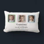 Coussin Rectangle Photo grand-mère personnalisée | Cadeau personnali<br><div class="desc">Célébrez Grand-mère avec un cadeau qu'elle chérira pour toujours ! Ce coussin lumbar photo personnalisé dispose de trois emplacements photo encadrés avec des bordures pastel douces et le message sincère "Grand-mère, tu es notre préféré." Ajoutez les photos de vos enfants ou de vos petits-enfants pour un souvenir vraiment significatif et...</div>