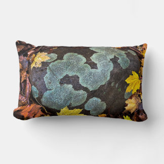 Coussin Rectangle Pierre recouverte de mousse dans les feuilles d'au