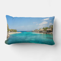 Plage tropicale pittoresque avec huttes de chaume