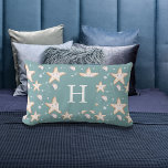 Coussin Rectangle Poisson étoilé vert cygne foncé monogramme<br><div class="desc">Arrière - plan de couleur cyan foncé et vert décoré d'étoiles de mer et de méduses oranges. Personnalisez et ajoutez votre nom. Grand script blanc en lettres de style.</div>