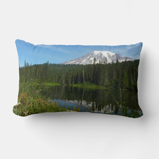 Coussin Rectangle Reflet du lac du mont Rainier avec des fleurs sauv (Recto)