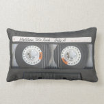 Coussin Rectangle Retro Music Cassette Mix Tape Look Texte personnal<br><div class="desc">Décorez votre salon avec style avec cet oreiller à lancer "Retro Music Cassette Mix Tape Look Custom Text". Vous pouvez ajouter votre monogramme,  nom ou texte sur cette conception. C'est facile et amusant.</div>