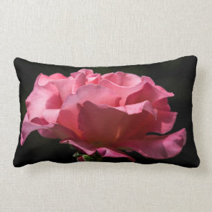 Coussin Rectangle Rose de rose sur le carreau noir