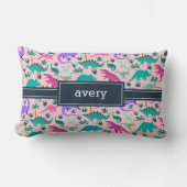 Coussin Rectangle Rose | Nom d'enfant Motif de dinosaures colorés (Recto)